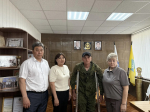 Ветеран СВО из Калмыкии передал школе страйкбольный макет автомата  